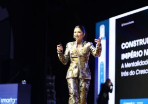 Tatianne Teófilo palestrando em congresso de estética em São Paulo