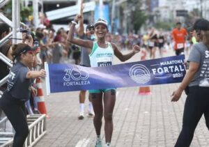 Atletas cruzando linha de chegada da Maratona de Fortaleza