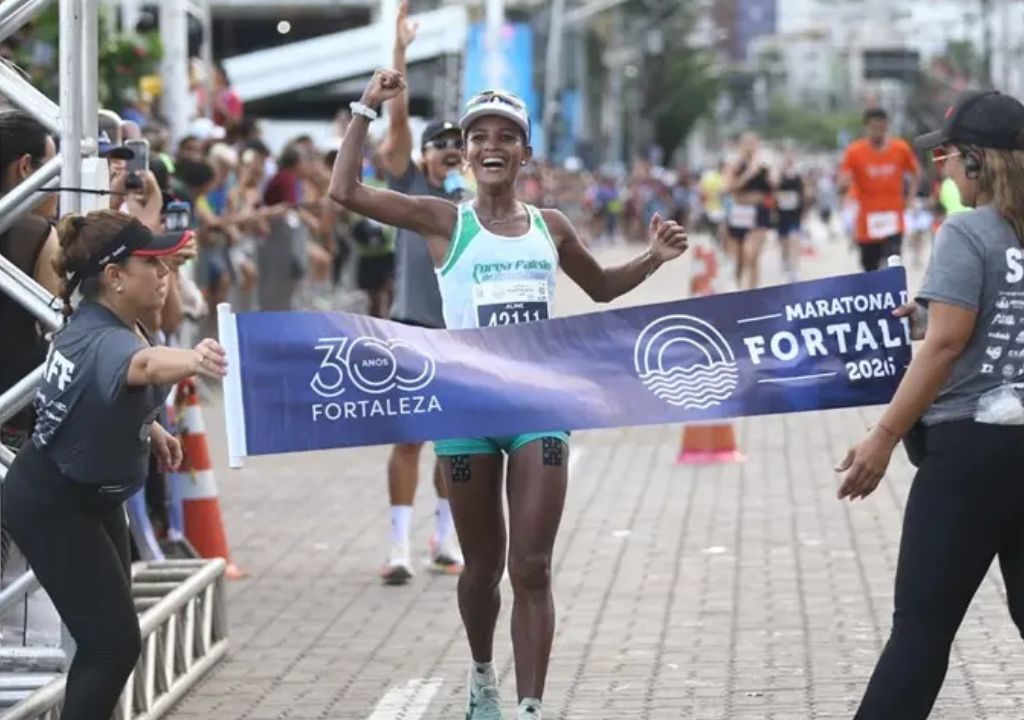 Atletas cruzando linha de chegada da Maratona de Fortaleza