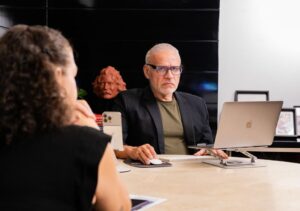 Mari Fernandez e esposa em contexto de maternidade compartilhada