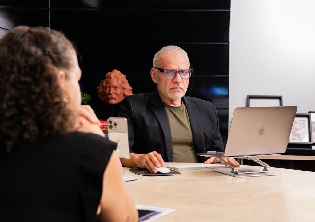 Mari Fernandez e esposa em contexto de maternidade compartilhada