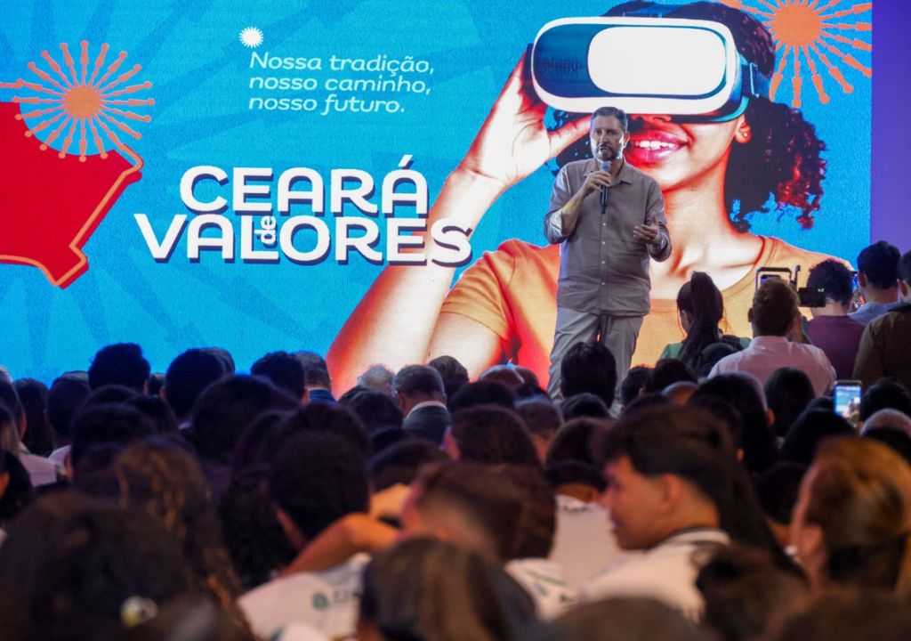 Jovens estudando tecnologia em curso online