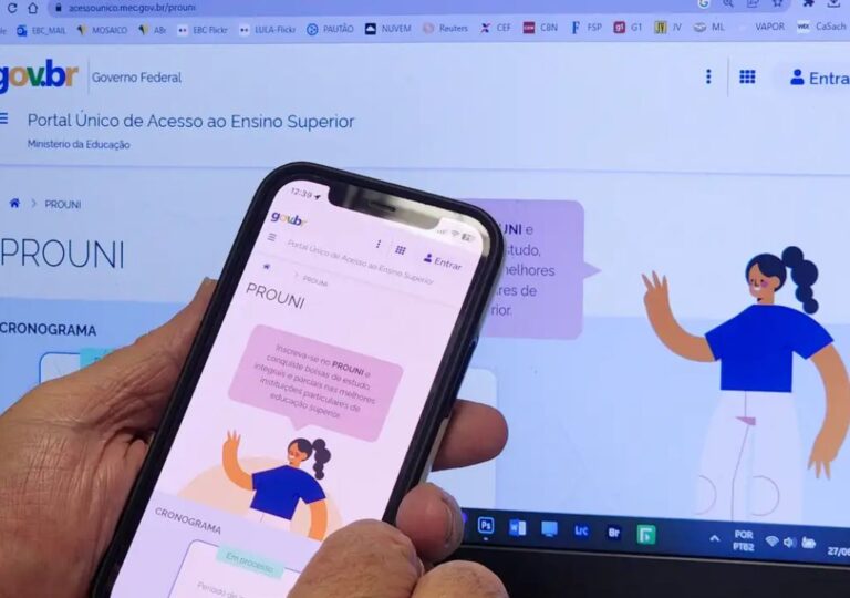 Estudantes acessando resultado da lista de espera do Prouni