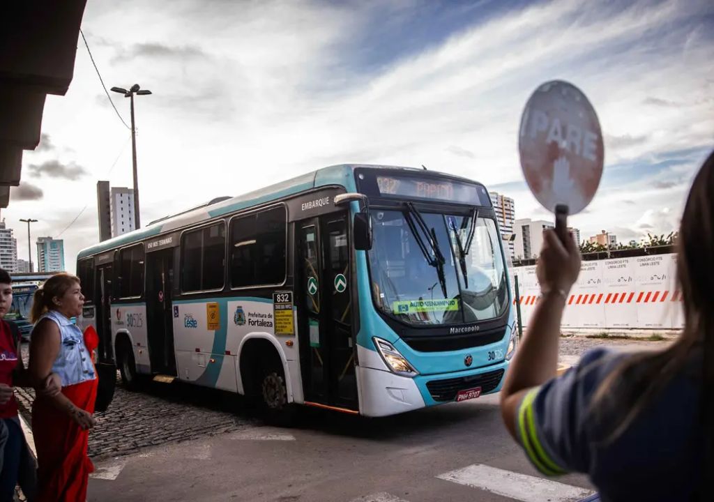 Ônibus circulando em Fortaleza com impacto da crise no transporte público