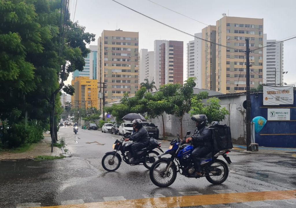 Chuva intensa em cidade do Ceará com ruas molhadas