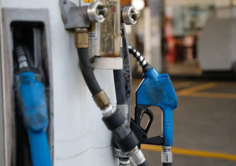 Posto de combustível com destaque para o diesel no Brasil durante programa de subvenção