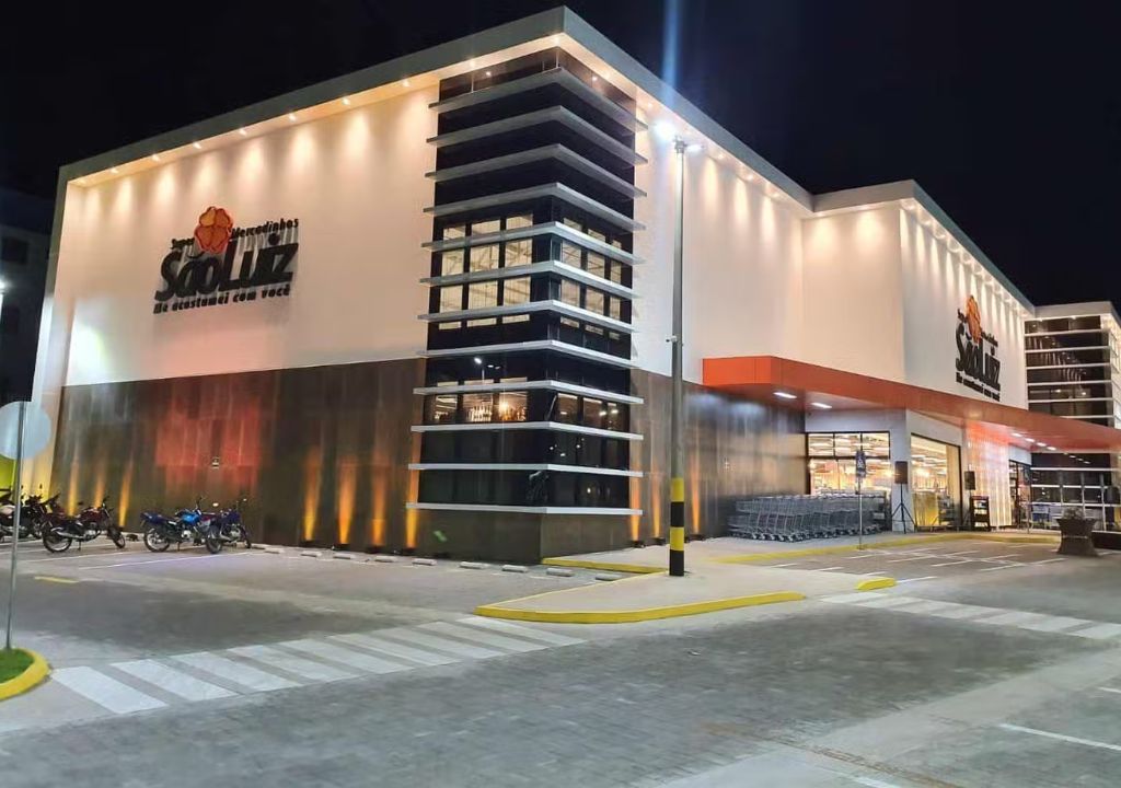 Interior de supermercado com clientes no Ceará