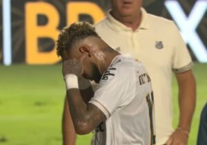 Neymar deixando o campo na Vila Belmiro após jogo do Santos