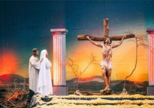 Encenação da Paixão de Cristo durante evento religioso em Fortaleza