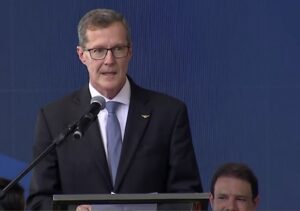 Reitor Antonio Lorenzi discursa durante evento do ITA Ceará em Fortaleza