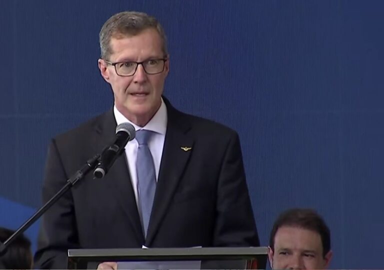 Reitor Antonio Lorenzi discursa durante evento do ITA Ceará em Fortaleza