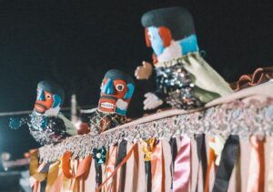 Apresentação cultural no Festival da Mentira em Quixadá com humor e tradição popular