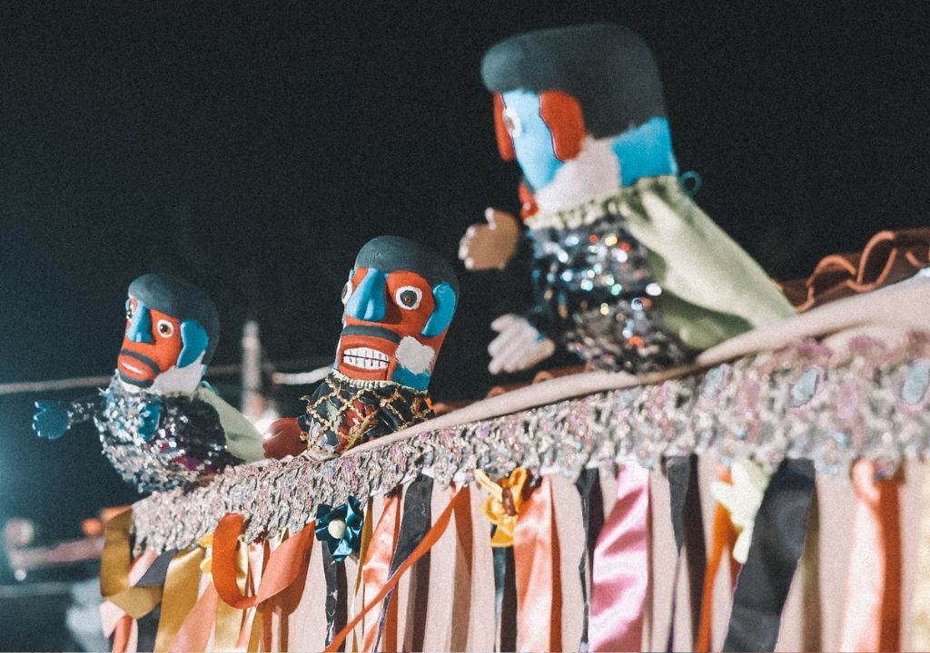 Apresentação cultural no Festival da Mentira em Quixadá com humor e tradição popular