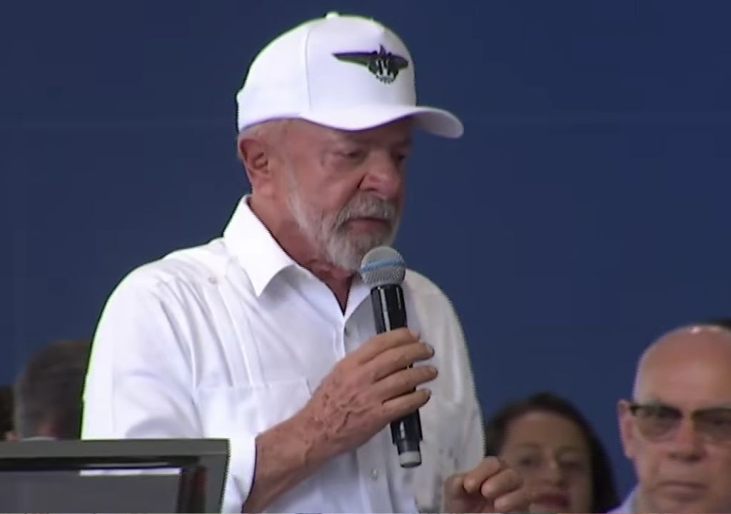 Lula durante visita ao ITA Ceará em Fortaleza com autoridades