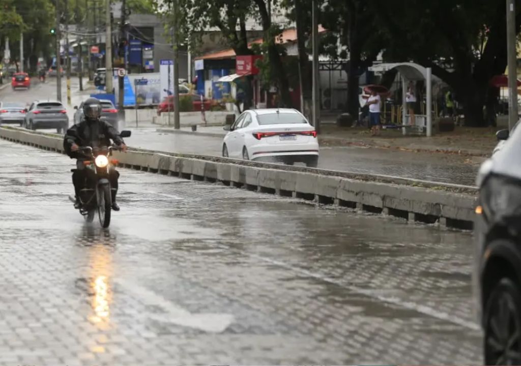 Chuva intensa em Fortaleza durante a quadra chuvosa no Ceará