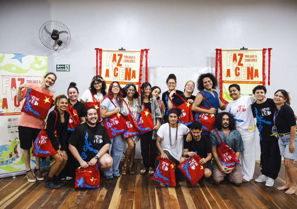 Estudantes em formação artística no Hub Porto Dragão