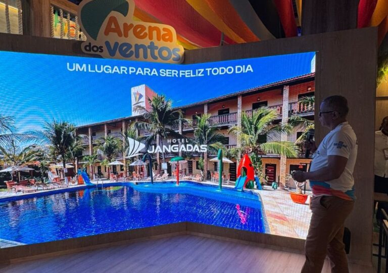 Falésias coloridas no litoral do Ceará