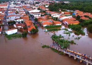 Rio Coreaú transbordando e invadindo casas
