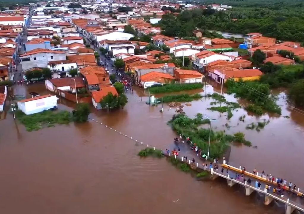 Rio Coreaú transbordando e invadindo casas