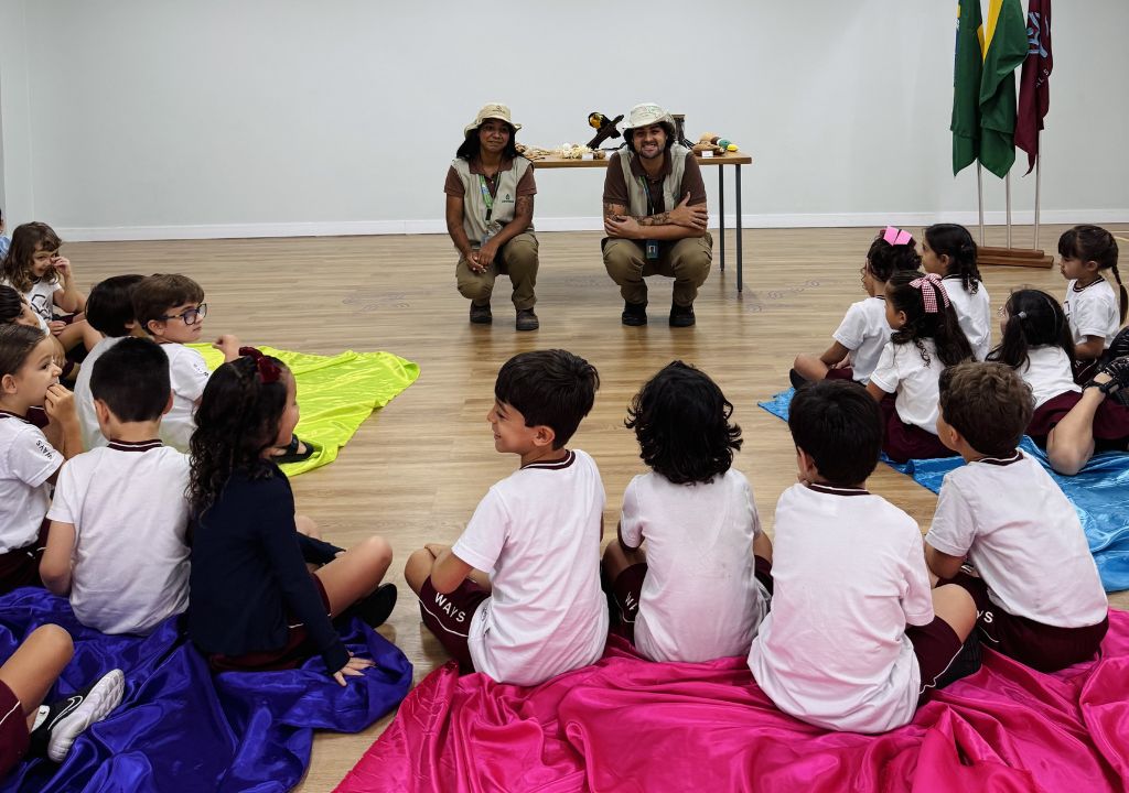 Alunos em atividade de educação ambiental com animais