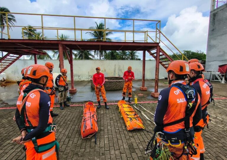 Bombeiros em treinamento de salvamento de alto risco