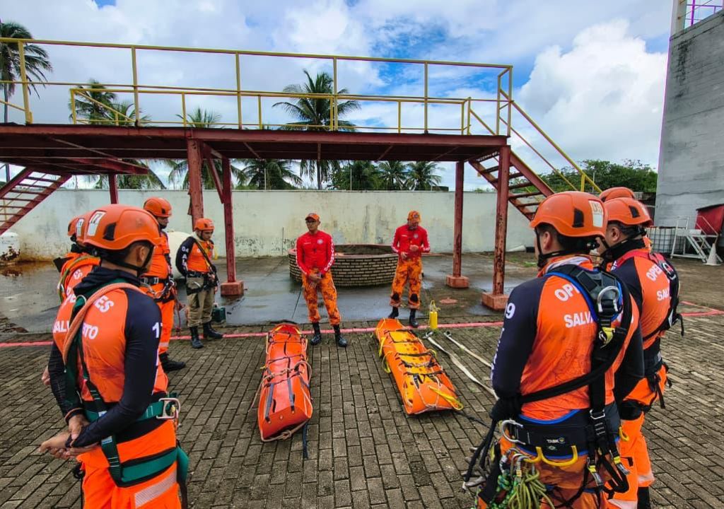 Bombeiros em treinamento de salvamento de alto risco