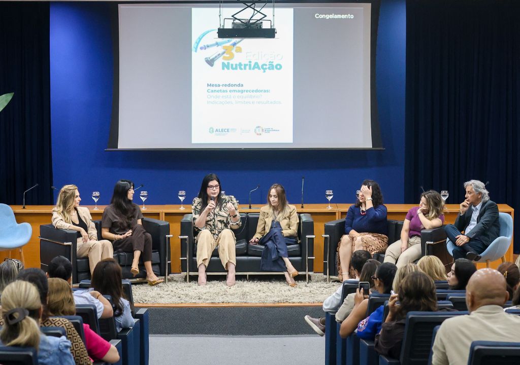 Especialistas discutindo saúde na Assembleia Legislativa do Ceará