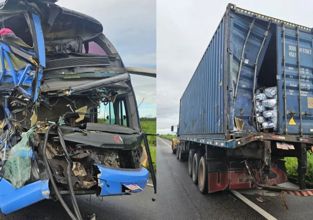Ônibus e caminhão após colisão na CE-040