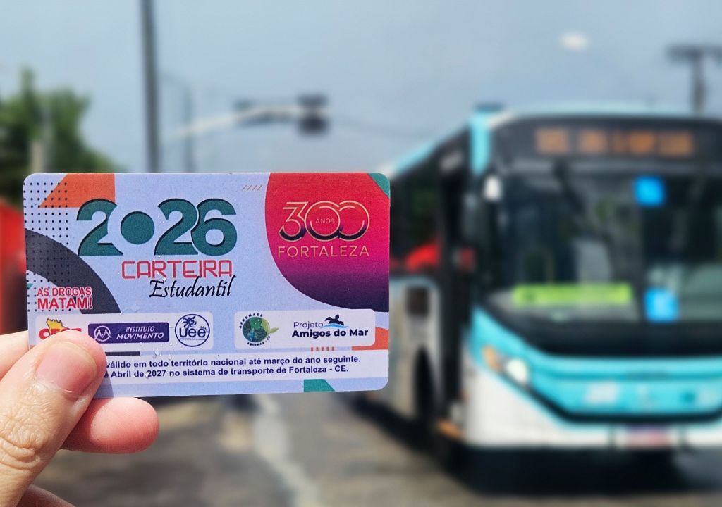 Estudante utilizando carteira estudantil no transporte público de Fortaleza