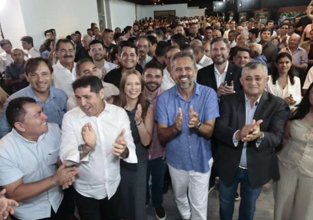 Obras de saneamento com tubulações e infraestrutura urbana no Ceará