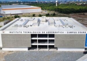 Projeto de praça no entorno do ITA em Fortaleza com áreas de lazer e convivência