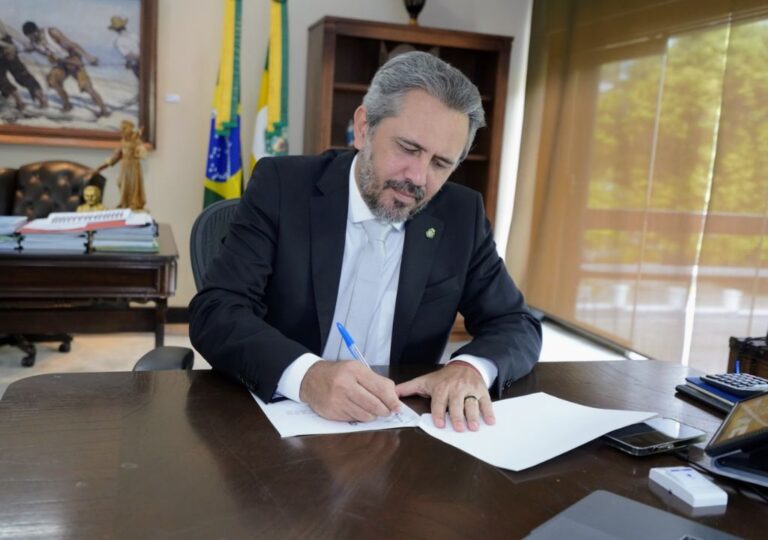 Policiais e bombeiros durante formação no Ceará