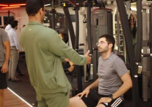 Pessoas praticando atividade física ao ar livre para combater o sedentarismo