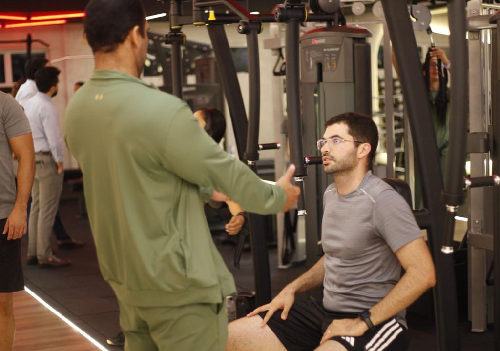 Pessoas praticando atividade física ao ar livre para combater o sedentarismo