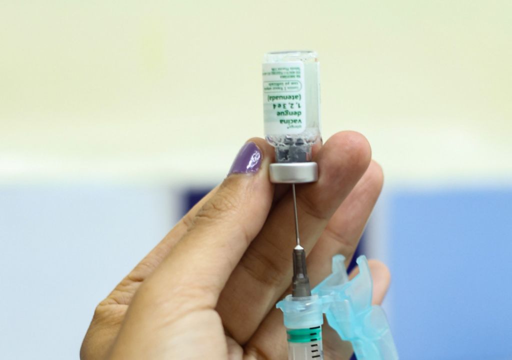 Aplicação de vacina contra HPV em adolescente em Fortaleza