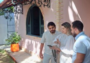 Profissional atendendo cliente com apoio de tecnologia e inteligência artificial