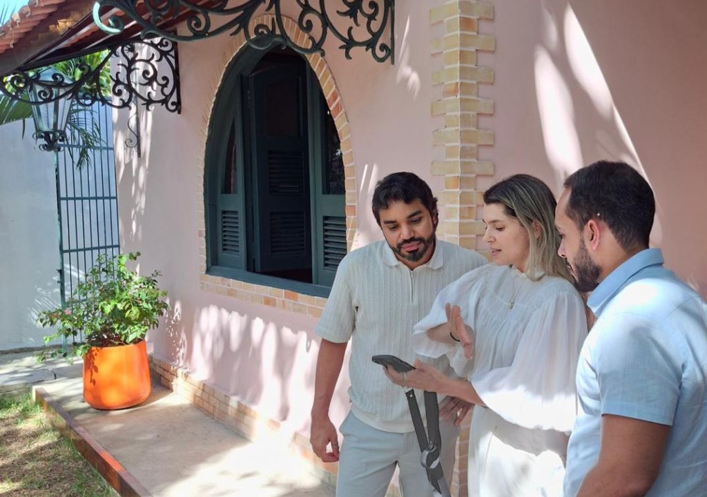 Profissional atendendo cliente com apoio de tecnologia e inteligência artificial