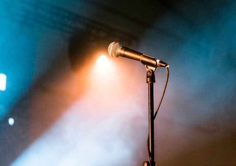 Pessoa bebendo água para manter a saúde vocal