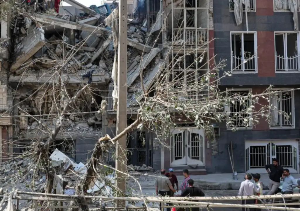 Navios no Estreito de Ormuz em meio à tensão entre Irã e Estados Unidos