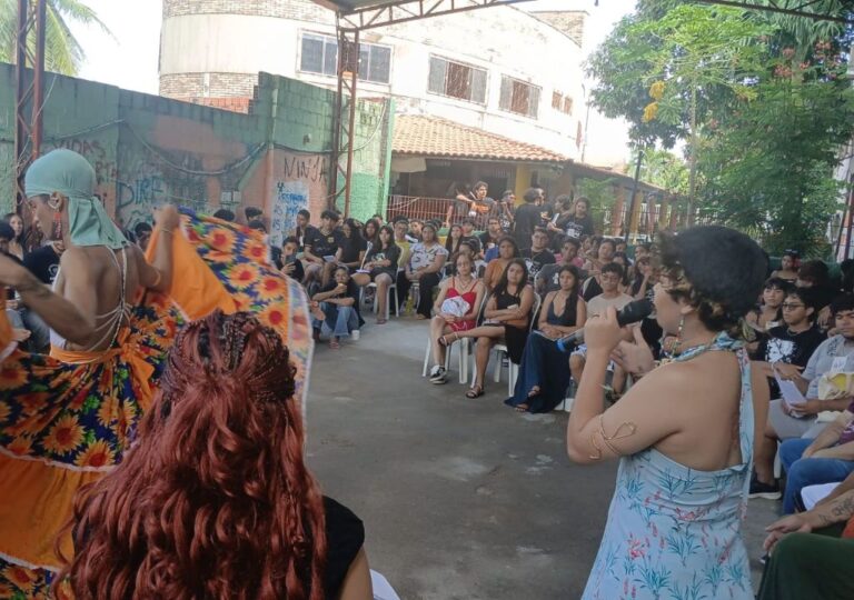 Jovens participam de atividades no Festival das Juventudes no Grande Bom Jardim em Fortaleza