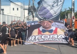 Torcedores do Ceará protestam em frente à sede do clube em Porangabuçu