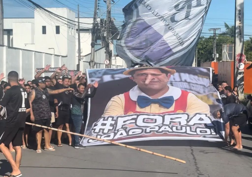 Torcedores do Ceará protestam em frente à sede do clube em Porangabuçu