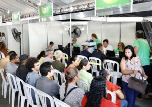Atendimento ao público durante mutirão do trabalhador na Praça José de Alencar em Fortaleza