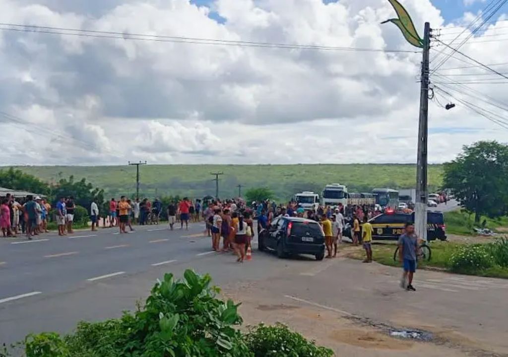 Manifestantes interditam trecho da BR-020 em Caridade no Ceará