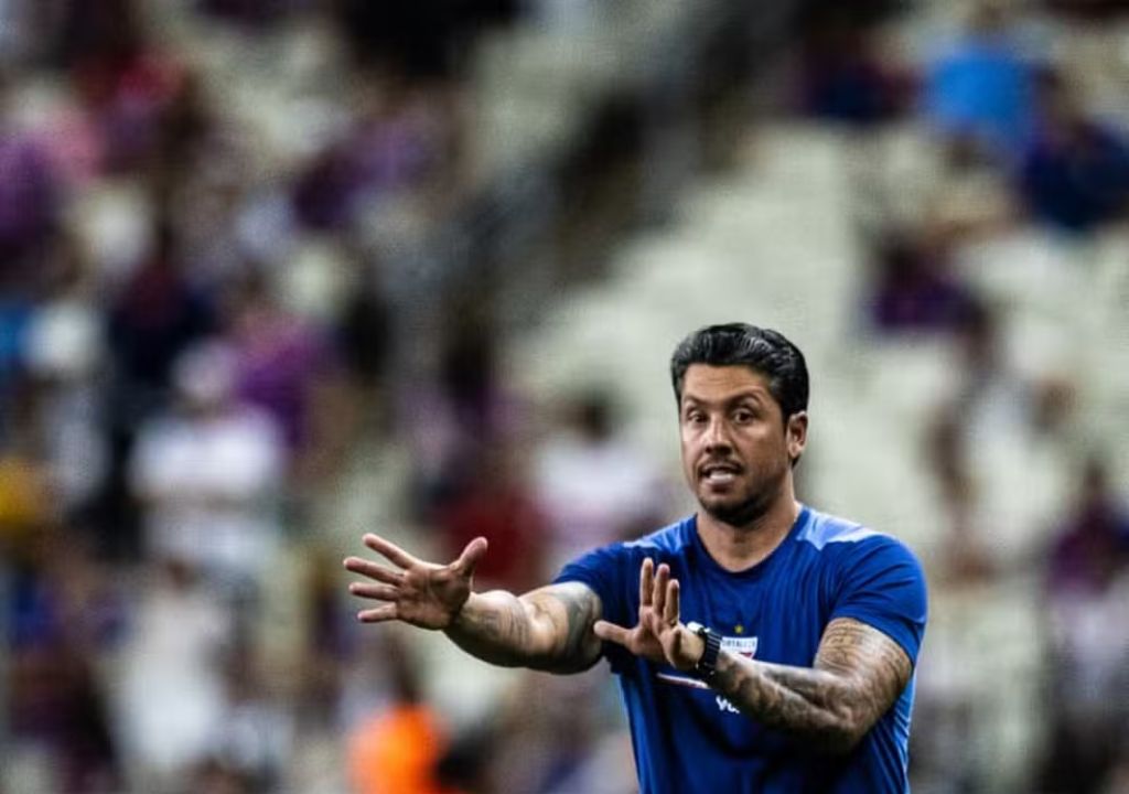 Técnico Carpini durante partida do Fortaleza após julgamento no STJD