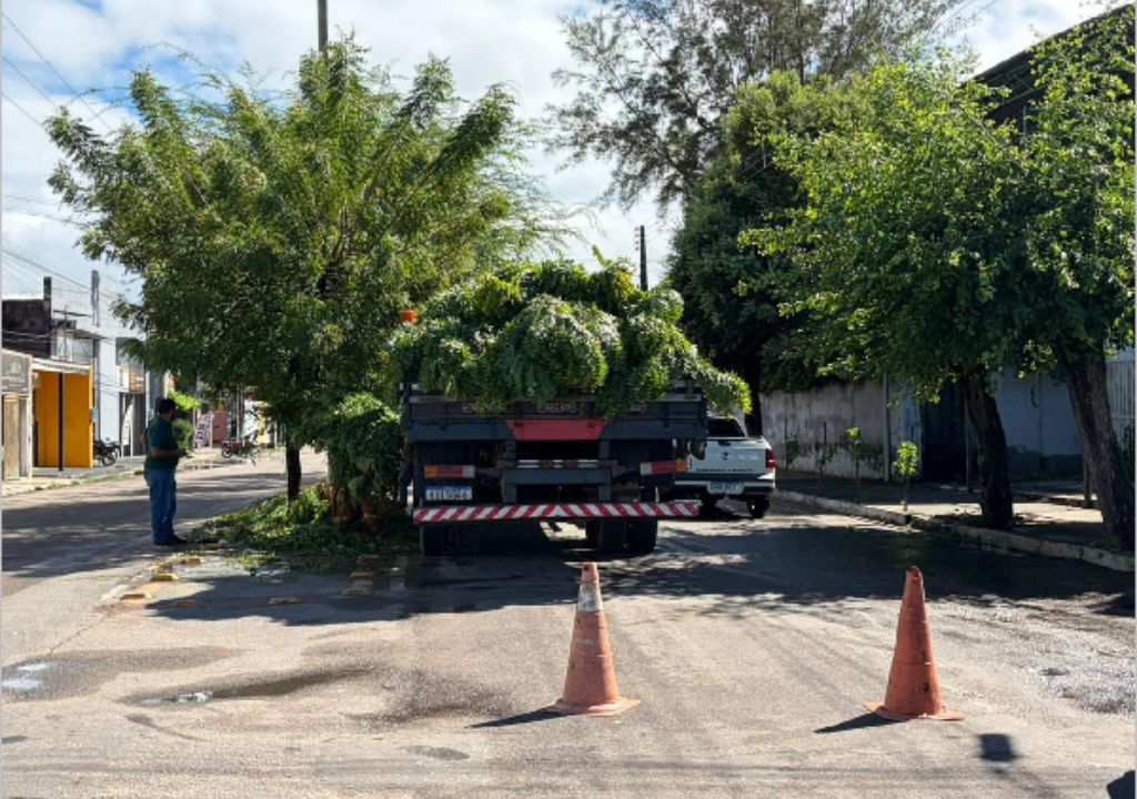 Equipe realiza coleta de materiais volumosos em Juazeiro do Norte
