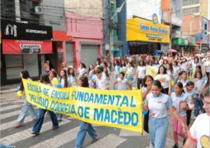 Participantes de caminhada da campanha Maio Laranja em Juazeiro do Norte