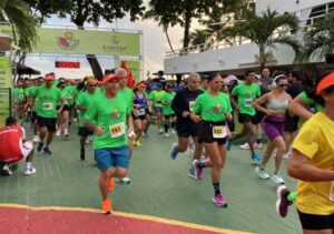 Participantes do Circuito Peter Pan durante corrida solidária em Fortaleza