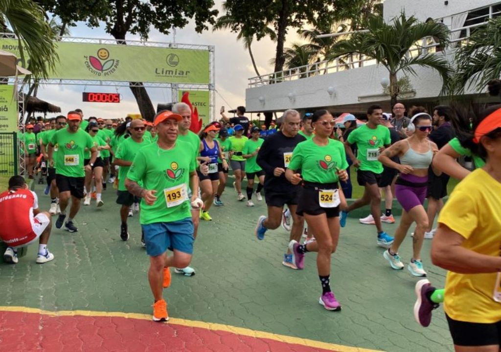 Participantes do Circuito Peter Pan durante corrida solidária em Fortaleza