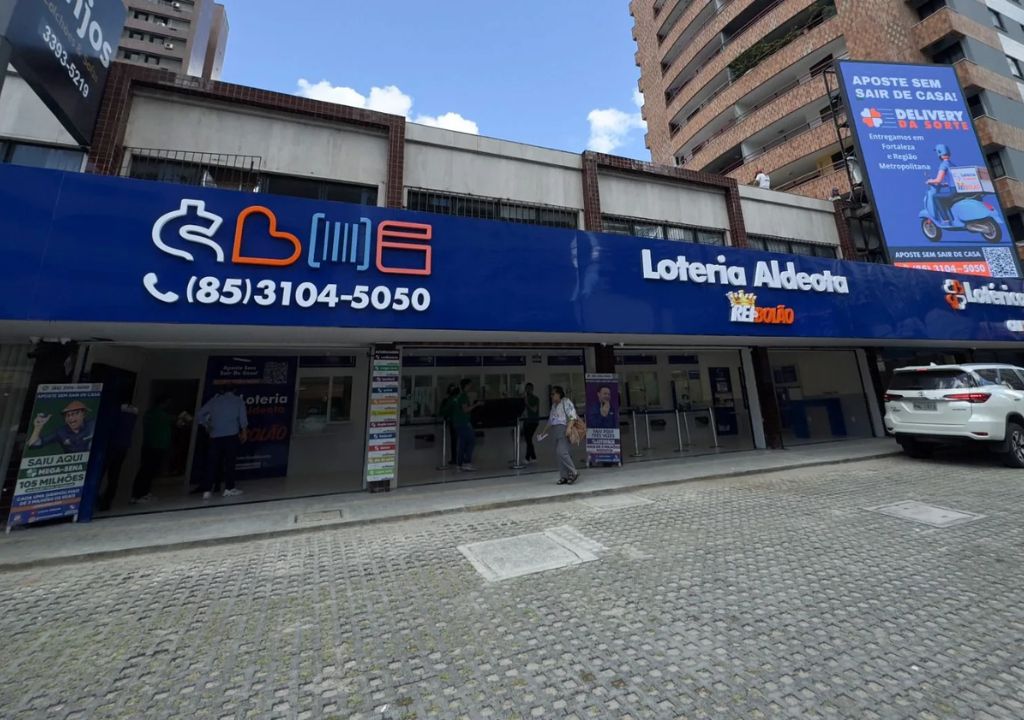 Apostadores comemoram prêmio da Mega-Sena em Fortaleza